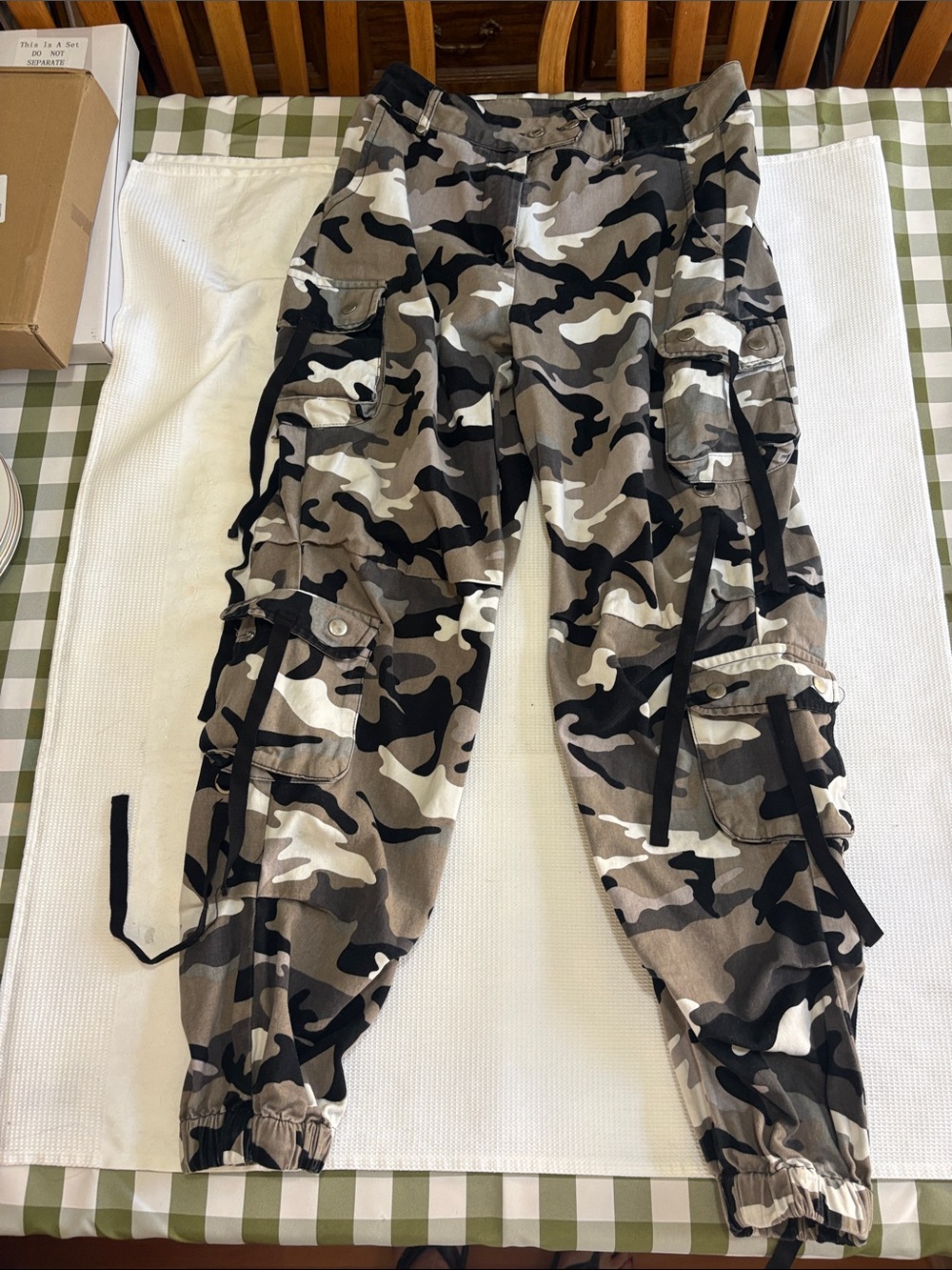 FOREVER 21 CAMO JEANS/Joggers